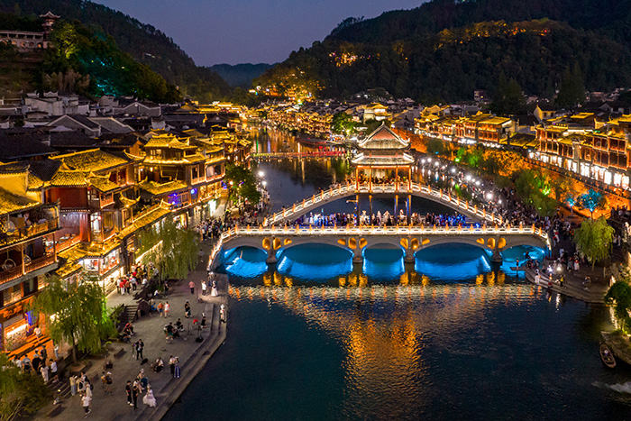 景區(qū)亮化工程驗收報告：哪些指標(biāo)直接決定游客復(fù)游率？